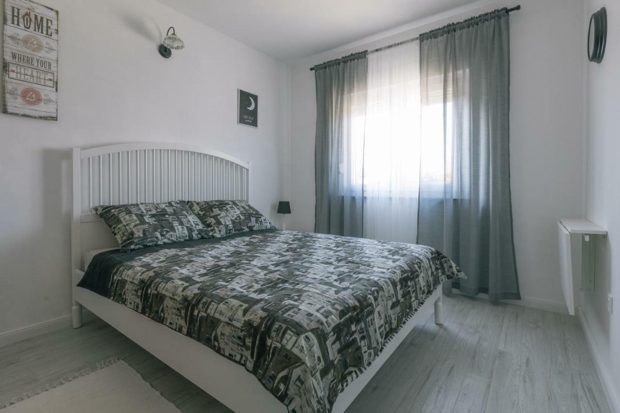 Hedon-Stone Apartment Starigrad Paklenica Bagian luar foto